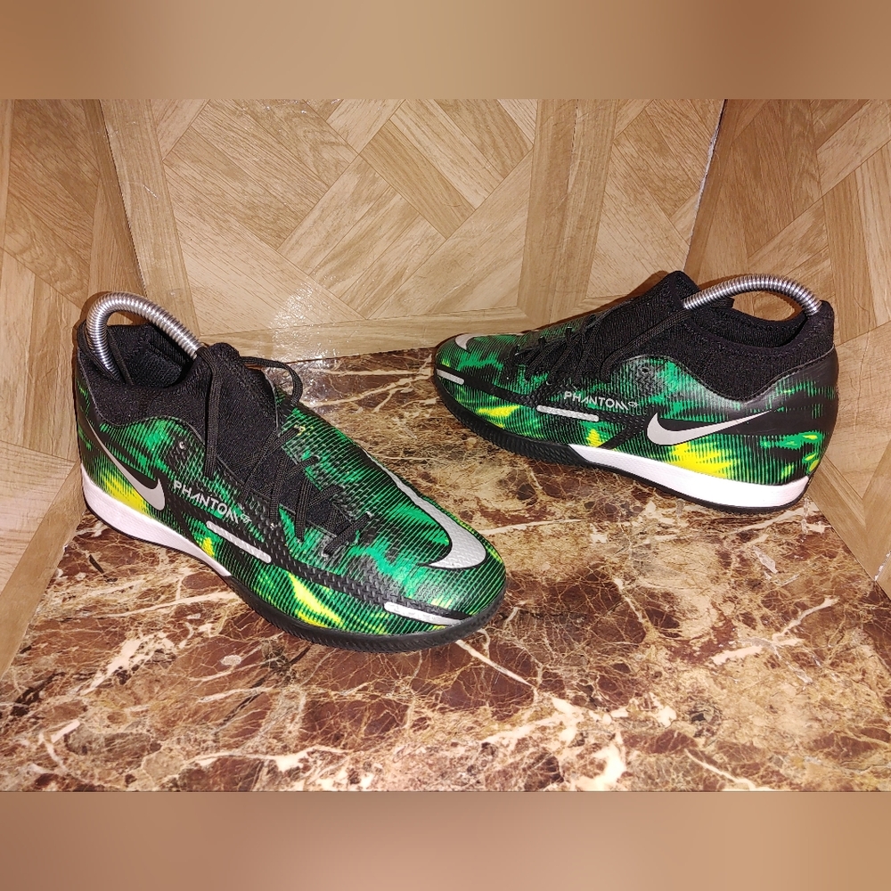 Nike phantom GT2 Academy dynamic indoor soccer green size  size woman 8   716